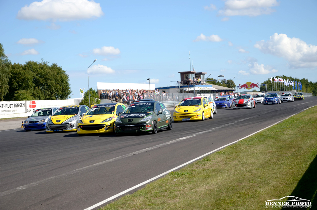 Tæt kamp ned mod første sving i heat 2. Karsten Olsen, Michael Scharstein, Morten Jespersen og Tue Nielsen side om side.
(Foto: Denner Photo)